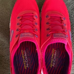 Sketchers Memory Foam Sneakets